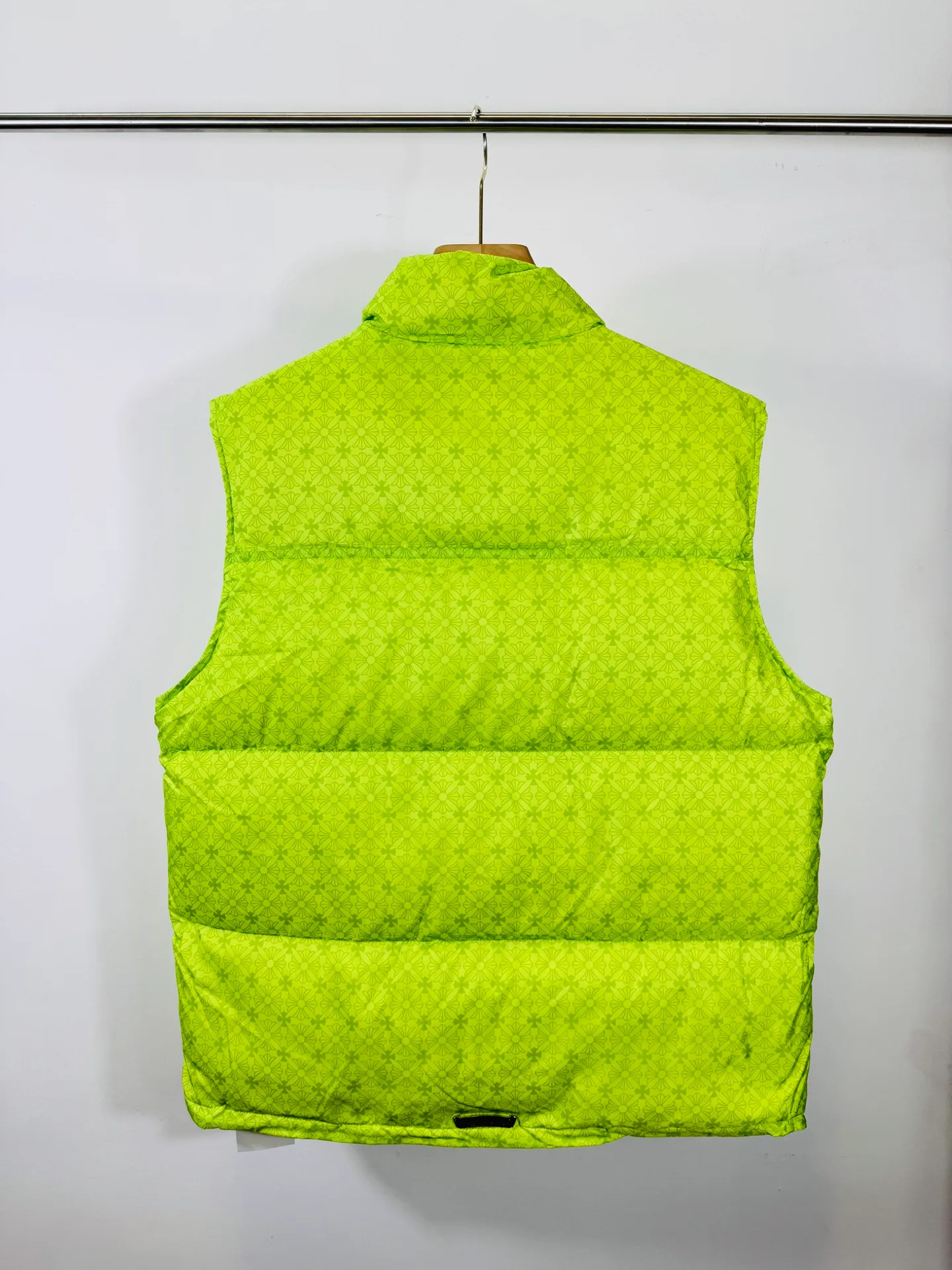 P720 top version 🐮 Real shot without P, ​​different from market products] Chrome Hearts ❄️ Winter environmentally friendly down jacket series ❄️ Chrome Hearts dark pattern series hooded down vest is available at the counter at the same time ❤ The hood is detachable! The best Guangzhou national standard 90 velvet on the market! ! The world’s highest fluffiness of 900D! ! High standard and sufficient down filling! ! Exterior windproof and waterproof dark pattern custom fabric, interior high-grade dark pattern lining fabric to prevent lint, original hardware molding, exquisite craftsmanship details, casual or formal wear ✨ slim fit and not bloated Recommended color: Customized dark pattern flower series Code number: S, M, L, XL